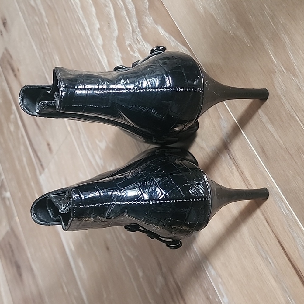 Womens size 8 black patent leather booties. Zip up ankle boot. Like new cond. - Picture 3 of 5